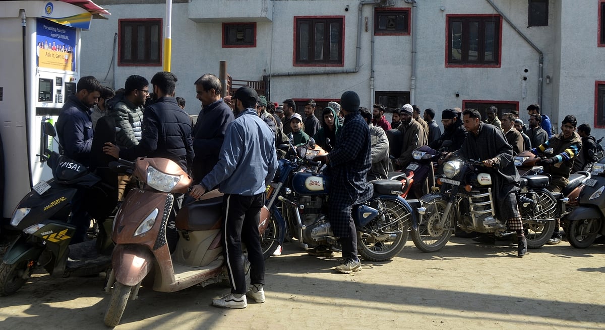 पाकिस्तान पर महंगाई की मार! तेल कंपनियों से आपूर्ति बंद, इस्लामाबाद, रावलपिंडी में पेट्रोल पंपों पर लगीं लंबी कतारें 
