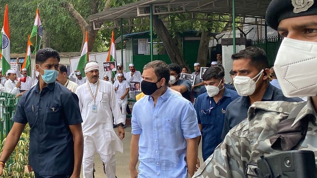 ईडी दफ्तर जाते राहुल गांधी