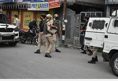 J&K: सुरक्षा बलों की बड़ी कार्रवाई, पाकिस्तानी आतंकी कमांडरों से संबंध रखने के आरोप में एक दर्जन से अधिक लोग गिरफ्तार 