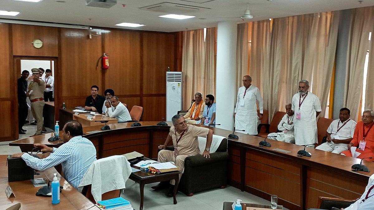 कैप्शन : हरियाणा विधानसभा में राज्यसभा चुनाव के लिए बनाया गया मतदान कक्ष व पोलिंग एजेंट के लिए बनाए गए केबिन