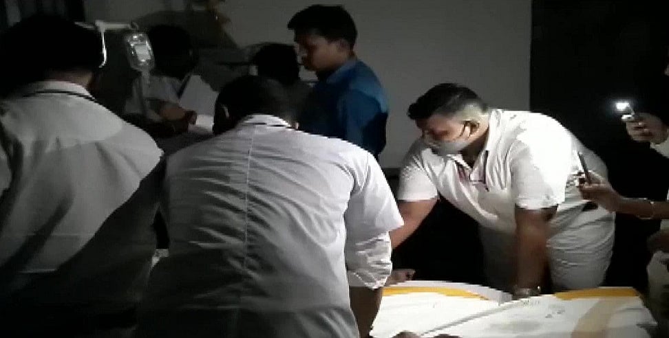 बिहार: 'सुशासन बाबू' के राज में स्वास्थ्य महकमे की बदहाली देखिए! अस्पताल में टॉर्च की रोशनी में इलाज करते दिखे डॉक्टर