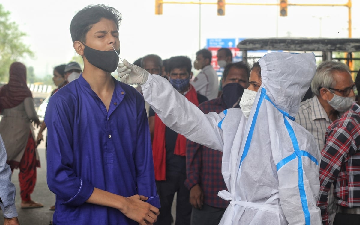 देश में कोरोना का कहर जारी, पिछले 24 घंटों में 9,923 नए मामले आए सामने, 17 लोगों की गई जान