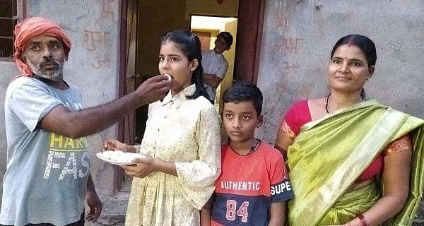 मेहनत को सलाम: अखबार हॉकर, चायवाले, दूध विक्रेता, ठेलावाले के बच्चे बने झारखंड में मैट्रिक बोर्ड के स्टेट टॉपर