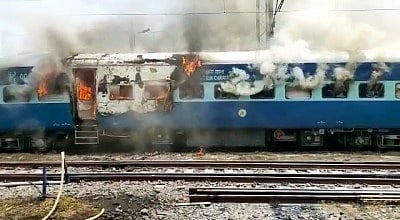 अग्निपथ योजना के खिलाफ बिहार में बवाल! प्रदर्शनकारियों ने ट्रेन की बोगियों में लगाई आग, BJP विधायक पर भी हमला 
