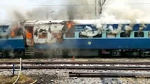 अग्निपथ योजना के खिलाफ बिहार में बवाल! प्रदर्शनकारियों ने ट्रेन की बोगियों में लगाई आग, BJP विधायक पर भी हमला