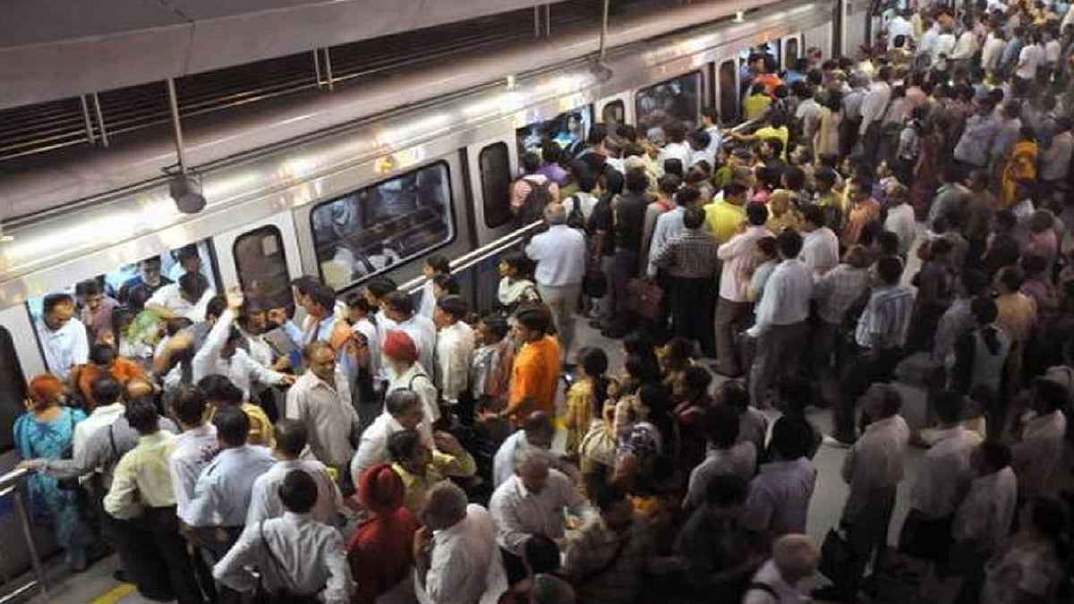 दिल्ली-NCR में ऑफिस जाने वाले कृपया ध्यान दें! ब्लू लाइन मेट्रो की सेवाएं एक बार फिर हुई प्रभावित, लोग परेशान