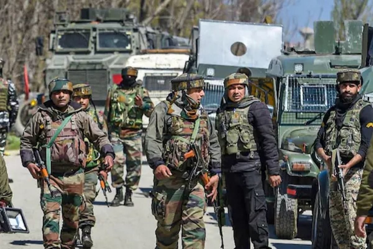 J&K: सुरक्षाबलों को बड़ी सफलता लगी हाथ, पुलवामा एनकाउंटर में 2 आतंकी ढेर, SI फारूख मीर का हत्यारा भी शामिल  