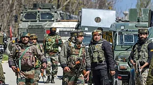 J&K: सुरक्षाबलों को बड़ी सफलता लगी हाथ, पुलवामा एनकाउंटर में 2 आतंकी ढेर, SI फारूख मीर का हत्यारा भी शामिल