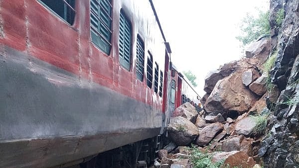 दुनिया की खबरें: भाड़े के सैनिकों को यूक्रेन भेज रहीं अमेरिकी-ब्रिटिश कंपनियां, पाकिस्तान में हादसे में 22 की मौत