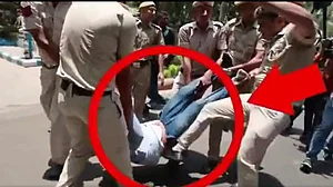 दिल्ली पुलिस का अमानवीय चेहरा! अधिकारी ने IYC अध्यक्ष श्रीनिवास को मारी लात, हिरासत में लिए गए सचिन पायलट, देखें VIDEO