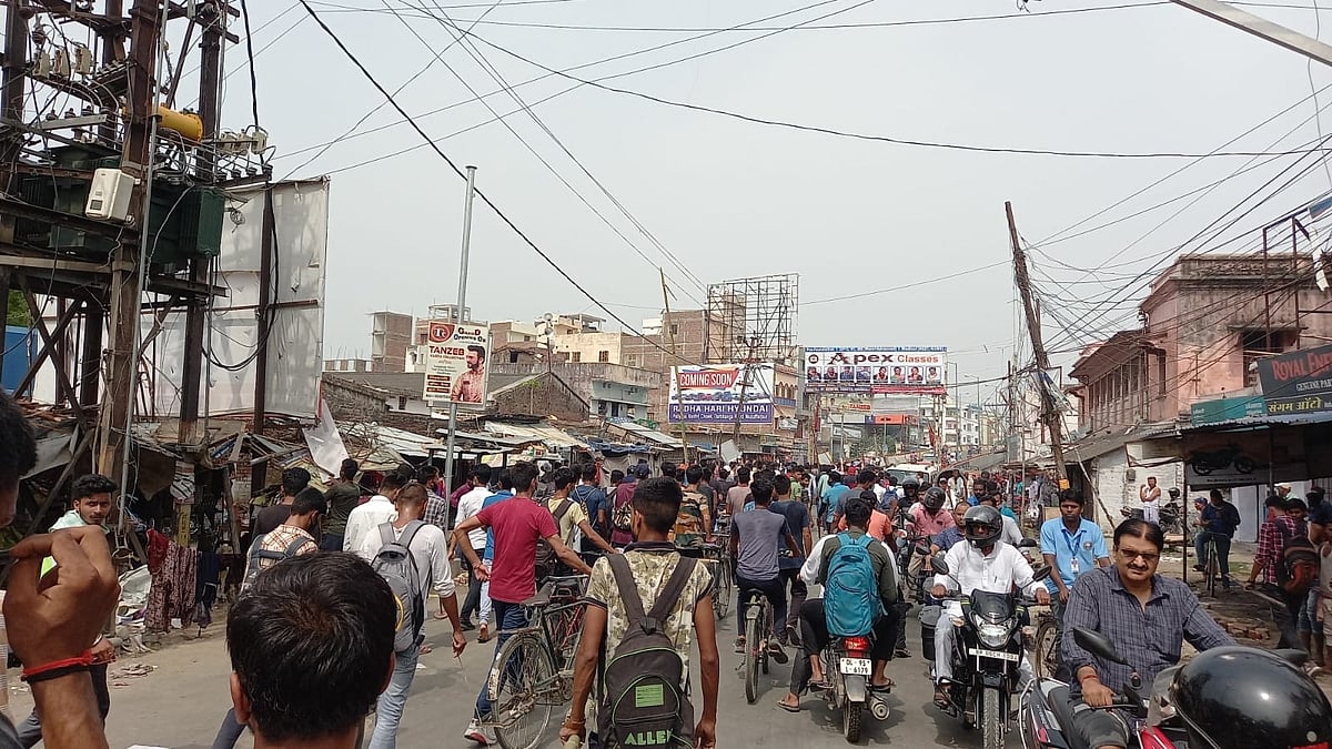 बिहार: सेना भर्ती में 'अग्निपथ योजना' का विरोध शुरू, सड़क पर उतरे छात्र, बक्सर में रेलवे ट्रैक जाम, कई जगहों पर आगजनी