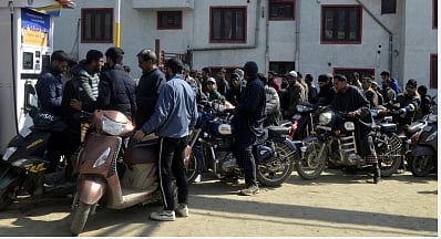 पाकिस्तान में तेल कंपनियों से आपूर्ति बंद! इस्लामाबाद, रावलपिंडी में पेट्रोल पंपों पर लगीं लंबी कतारें