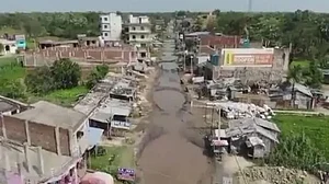 डबल इंजन की सरकार में बिहार के सड़कों का हाल, हाईवे के 20 किमी के हिस्से में 100 छोटे पूल के आकार के गड्ढे