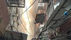 दिल्ली के करोल के बाग गफ्फार बाजार में भीषण आग का तांडव, दमकल की 39 गाड़ियों ने पाया काबू, हुआ भारी नुकसान