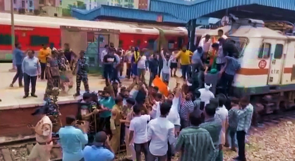 अग्निपथ पर बवाल ने थामी ट्रेनों की रफ्तार, रेलवे ने 500 से अधिक ट्रेनों को किया रद्द