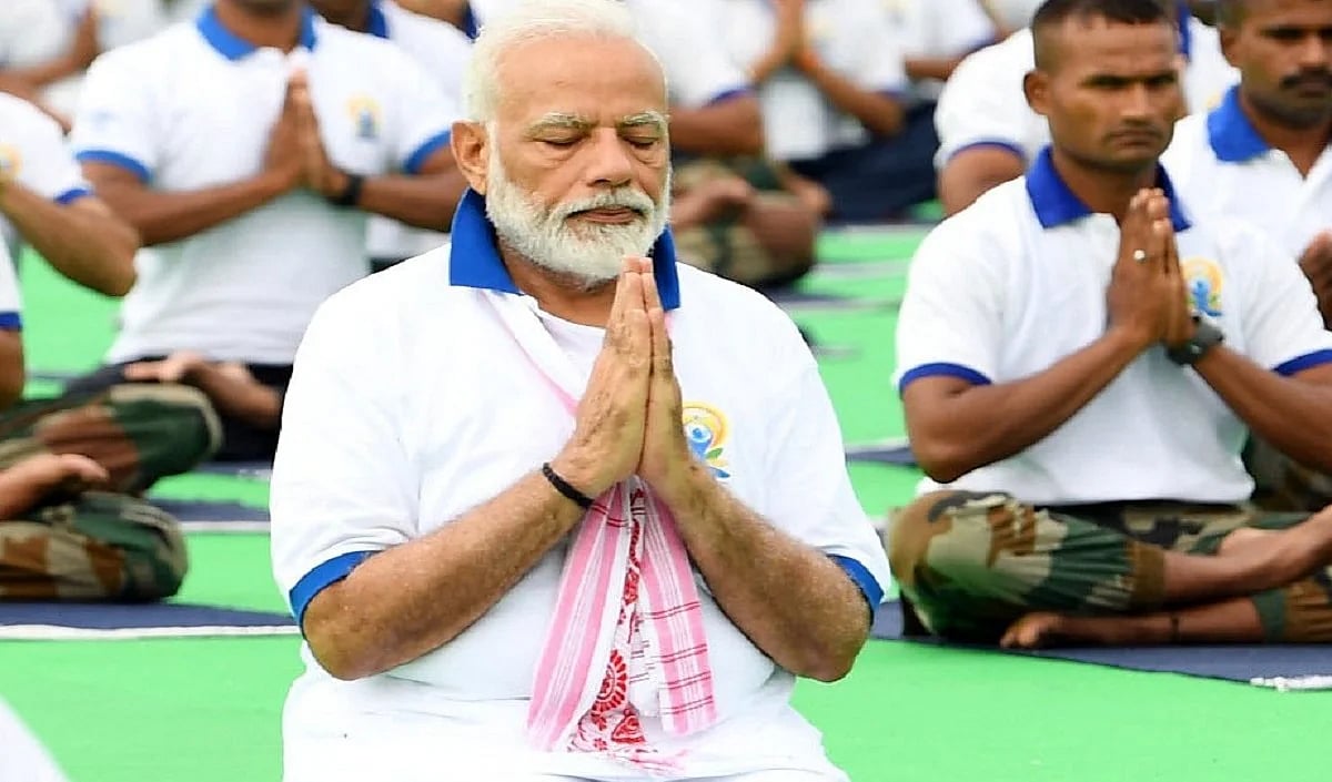 विष्णु नागर का व्यंग्य: 130 करोड़ के देश में अकेले पीएम मोदी हैं सत्यवादी, उनपर डाल दिया गया है सच बोलने का सारा बोझ!