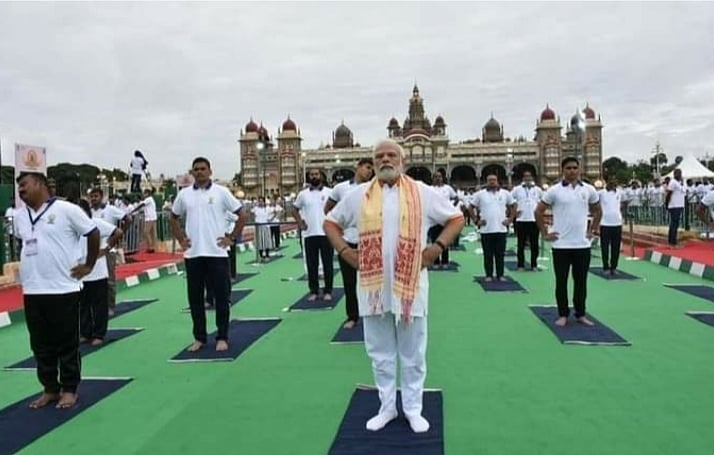 8वां अंतरराष्ट्रीय योग दिवस: मैसूर पैलेस ग्राउंड में पीएम मोदी ने किया योग, कहा- योग जीवन जीने का एक तरीका है