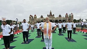 8वां अंतरराष्ट्रीय योग दिवस: मैसूर पैलेस ग्राउंड में पीएम मोदी ने किया योग, कहा- योग जीवन जीने का एक तरीका है