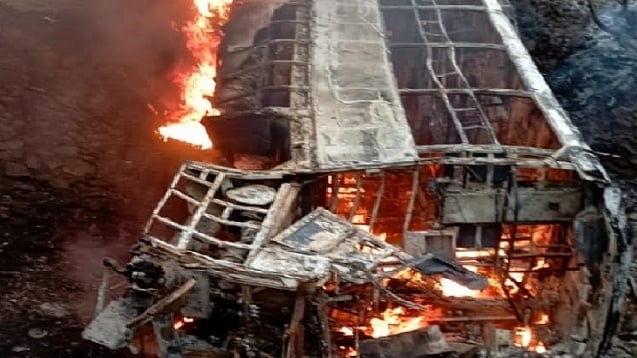 कर्नाटक में दर्दनाक हादसा: टक्कर के बाद बस में आग लगने से 7 लोगों की जिंदा जलकर मौत, करीब 12 यात्री घायल