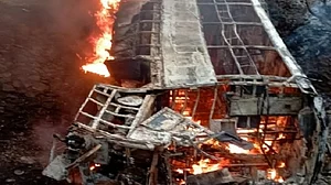कर्नाटक में दर्दनाक हादसा: टक्कर के बाद बस में आग लगने से 7 लोगों की जिंदा जलकर मौत, करीब 12 यात्री घायल
