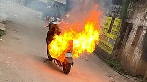 तेलंगाना में इलेक्ट्रिक बाइक में विस्फोट से घर में लगी आग, किसी के मौजूद नहीं होने से कोई हताहत नहीं