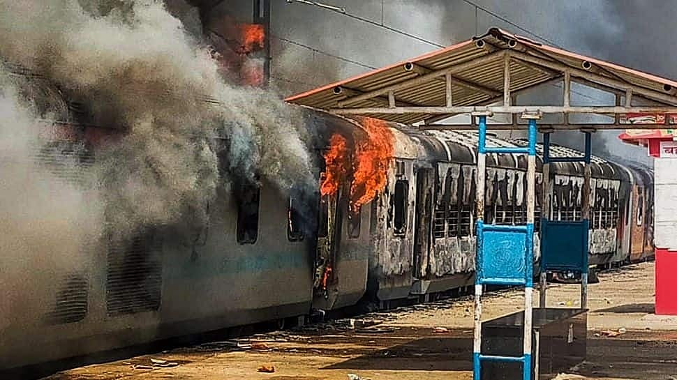 भारत बंद का दिखा असर, दिल्ली में कांग्रेस का विरोध प्रदर्शन, रोकी गई ट्रेनें, बिहार सहित कई राज्यों में सुरक्षा सख्त    