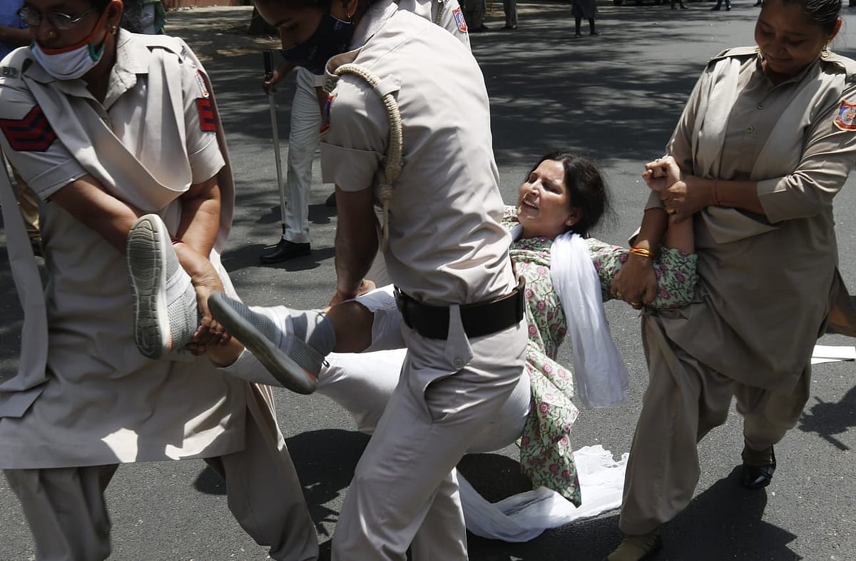 दिल्ली पुलिस की गुंडागर्दी! AICC दफ्तर में घुसकर कार्यकर्ताओं को पीटा, देशभर में राजभवनों पर कांग्रेस करेगी प्रदर्शन