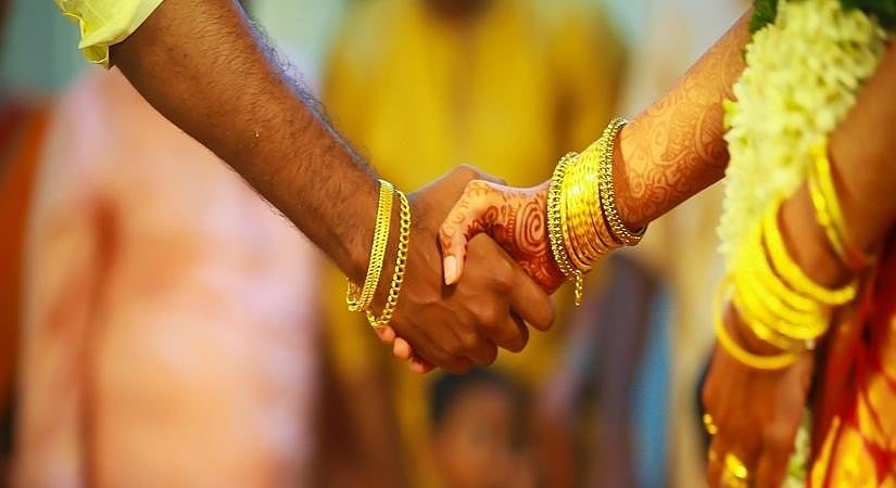 UP: जोश में होश खोना दूल्हे को पड़ा महंगा! चलती कार में डांस करने पर ट्रैफिक पुलिस ने थमाया 2 लाख रुपये का चालान