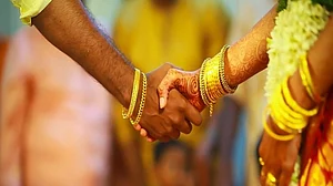 UP: जोश में होश खोना दूल्हे को पड़ा महंगा! चलती कार में डांस करने पर ट्रैफिक पुलिस ने थमाया 2 लाख रुपये का चालान