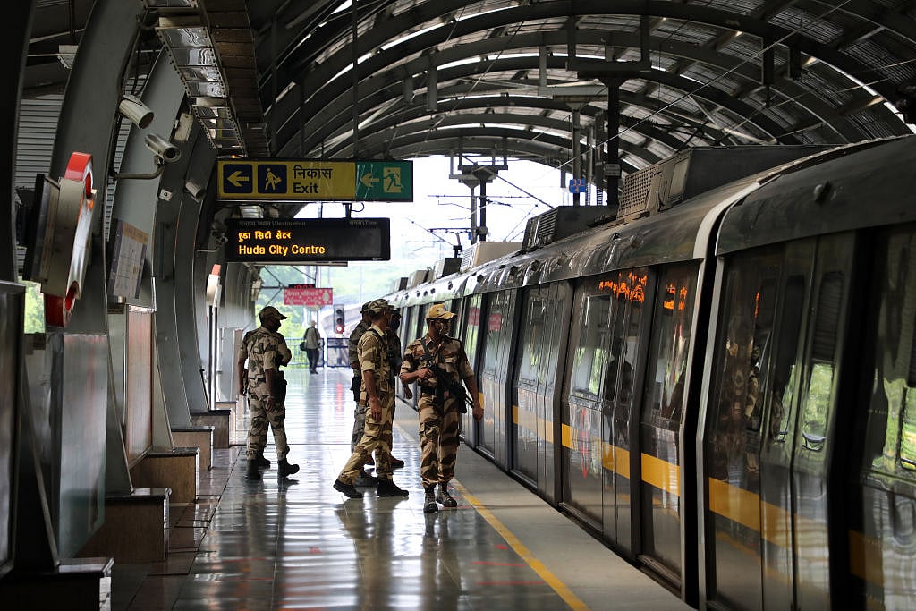 दिल्ली मेट्रो में लड़की संग यौन दुर्व्यवहार मामले में महिला आयोग सख्त, पुलिस को समन जारी कर मांगा जवाब, जानें मामला
