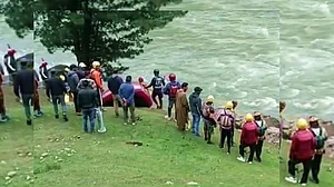 श्रीनगरः तरसर झील हादसे में लापता गाइड का शव मिला, एक पर्यटक अभी भी लापता, तलाश जारी
