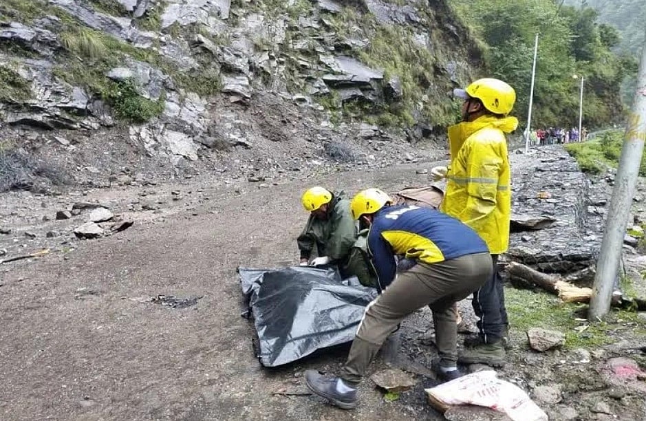 उत्तराखंड: पहली ही बारिश बनी आफत, पहाड़ों से गिर रहे भारी पत्थर, एक यात्री की मौत, तीन घायल