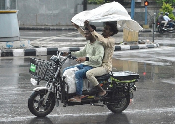 कर्नाटक में 4 दिनों तक भारी बारिश के आसार, मौसम विभाग ने यलो अलर्ट जारी किया
