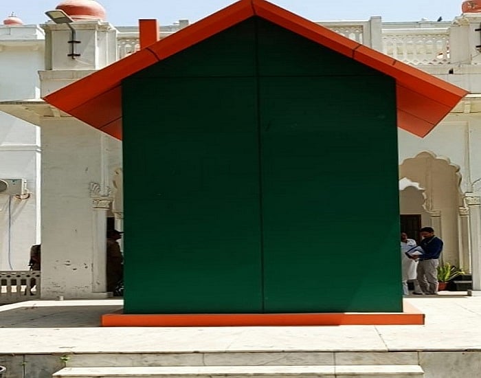 योगी के मंत्री ने सरकारी आवास में ढंकवाई लोहिया की प्रतिमा, SP ने बताया समाजवादी नेता का अपमान
