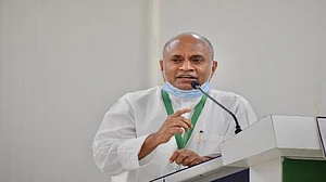 JDU नेता आरसीपी सिंह बीजेपी में शामिल? हैदराबाद एयरपोर्ट पर भाजपा कार्यकर्ताओं ने किया शानदार स्वागत