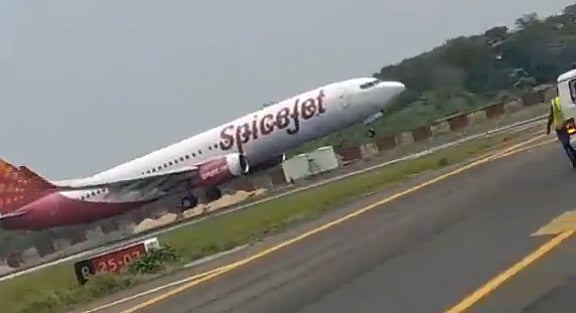 दिल्ली जा रही फ्लाइट के इंजन में हवा में लगी आग, पटना में इमरजेंसी लैडिंग