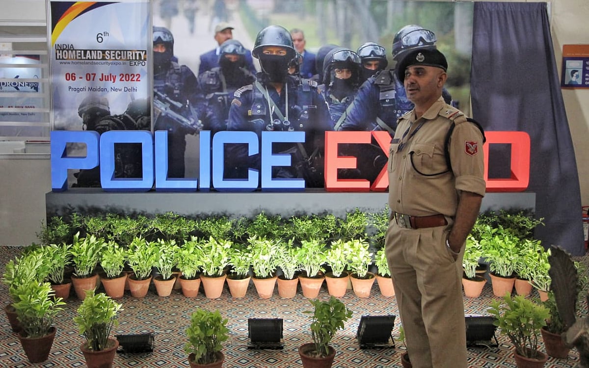 दिल्ली के प्रगति मैदान में लगा हथियारों का सबसे बड़ा मेला, देखें तस्वीरें
