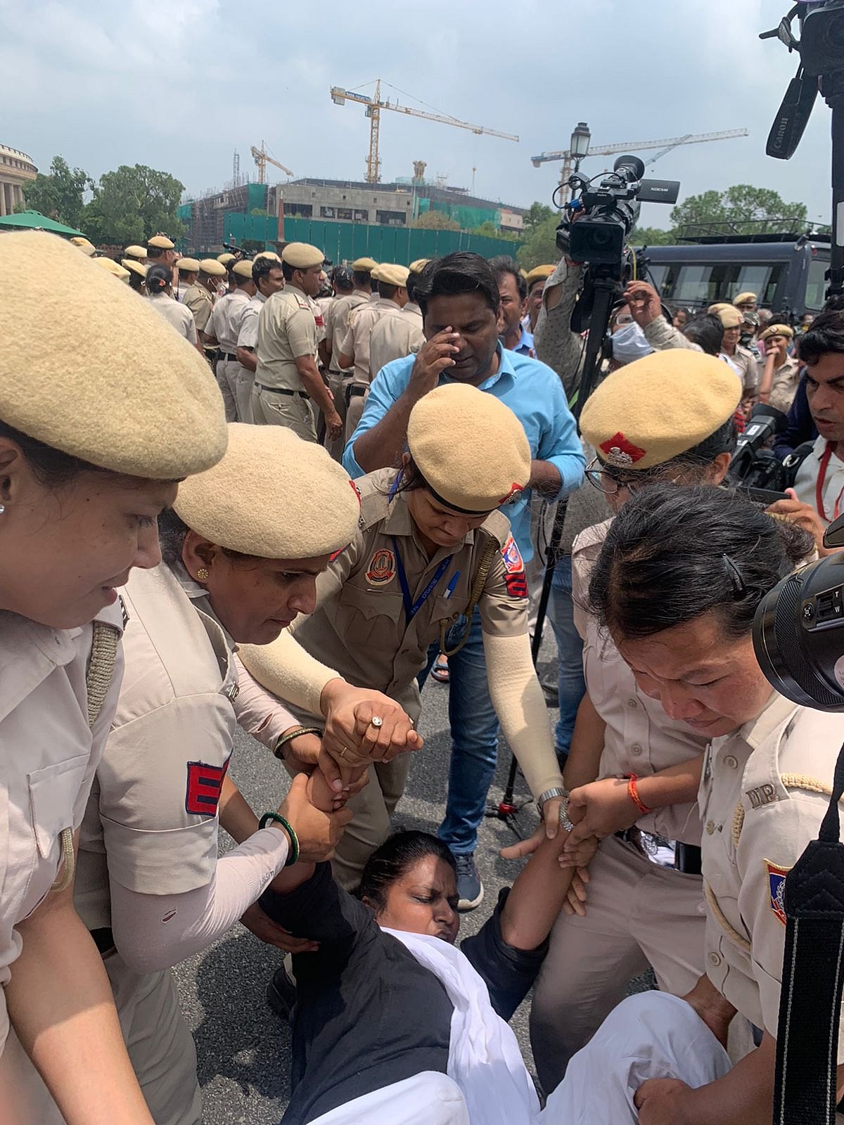 ED ऑफिस में सोनिया गांधी, विरोध में सड़कों पर कांग्रेस, विजय चौक पर धरने पर बैठे राहुल गांधी समेत कई नेता हिरासत में