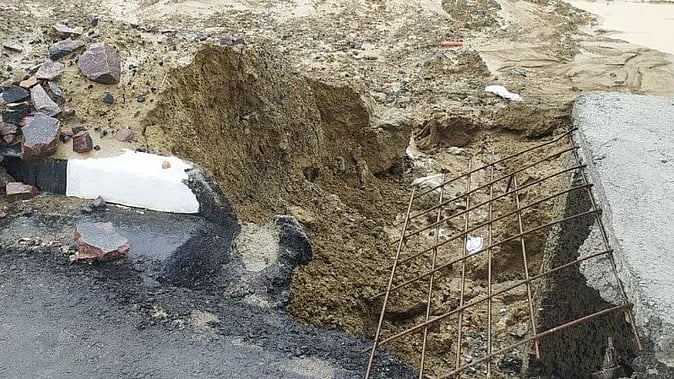 एक सप्ताह में बुंदेलखंड एक्सप्रेस-वे का हाल: औरैया में टोल प्लाजा के पास मिट्टी धंसी, महोबा में मवेशियों का कब्जा