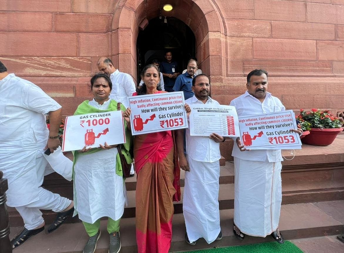 कांग्रेस के 4 सांसदों को लोकसभा में मंहगाई और GST का विरोध करना पड़ा भारी, पूरे सत्र के लिए निलंबित