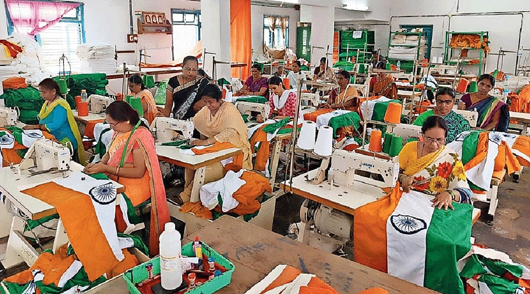 आजादी के अमृत महोत्सव के बीच कर्नाटक में कामगारों पर मंडरा रहा बेरोजगारी का संकट, दांव पर तिरंगा बनाने वालों की रोजी-रोटी 