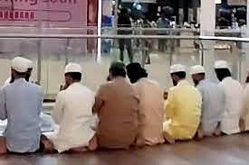 लखनऊ के लुलु मॉल में नमाज को लेकर विवाद, हिंदू महासभा की चेतावनी- अगर मॉल में दोबारा...