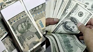 ट्रंप के झटके से रुपया में 89 पैसे की बड़ी गिरावट, डॉलर के मुकाबले 87.80 के सबसे निचले स्तर पर पहुंचा