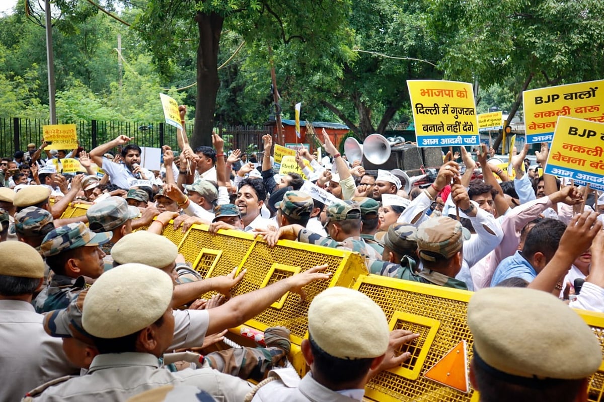 दिल्ली: गुजरात में जहरीली शराब से हुई मौतों के खिलाफ AAP का प्रदर्शन, BJP के संरक्षण में अवैध शराब की बिक्री का लगाया आरोप