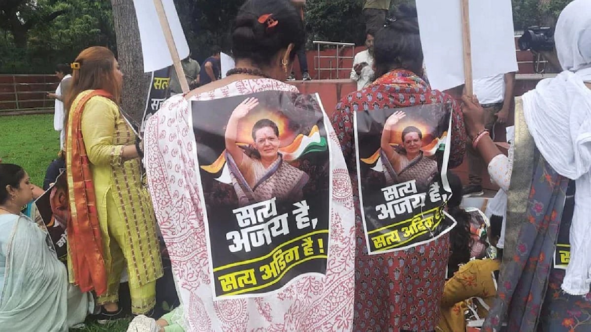 कांग्रेस कार्यकर्ताओं ने कांग्रेस मुख्यालय में प्रदर्शन किया, कड़ी सुरक्षा के चलते कई रूट किए गए डायवर्ट