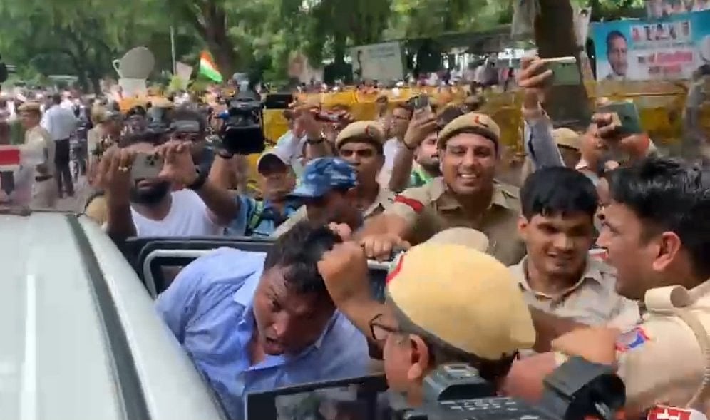 वीडियो में देखें यूथ कांग्रेस अध्यक्ष के साथ पुलिस की बर्बरता, खींचे बाल, मरोड़े हाथ, मारपीट कर किया बेहाल