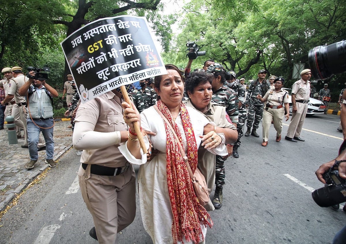 GST और मंहगाई के खिलाफ सड़क पर उतरी महिला कांग्रेस, वित्तमंत्री के आवास के सामने किया प्रदर्शन