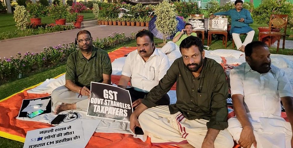 संसद में निलंबित सांसदों का 50 घंटे का धरना जारी, मच्छरदानी लगाकर सोए, खुले आसमान के नीचे दूसरे दिन गुजारी रात