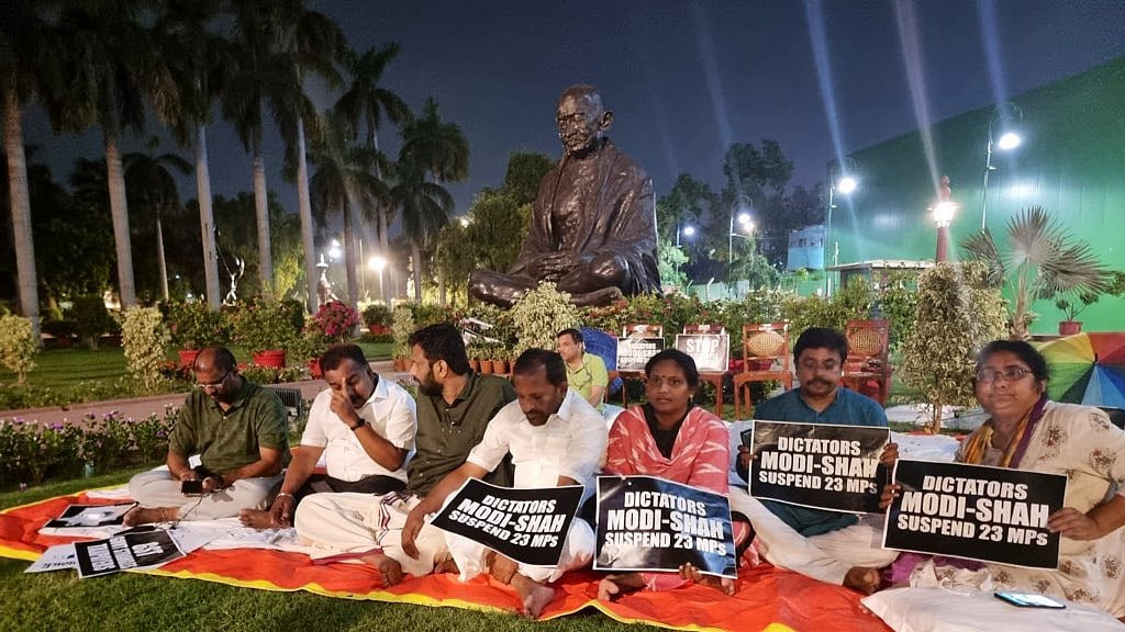 निलंबित सांसदों का 50 घंटे का धरना जारी, निलंबन रद्द करने की मांग, खुले आसामन के नीचे ऐसे कटी रात