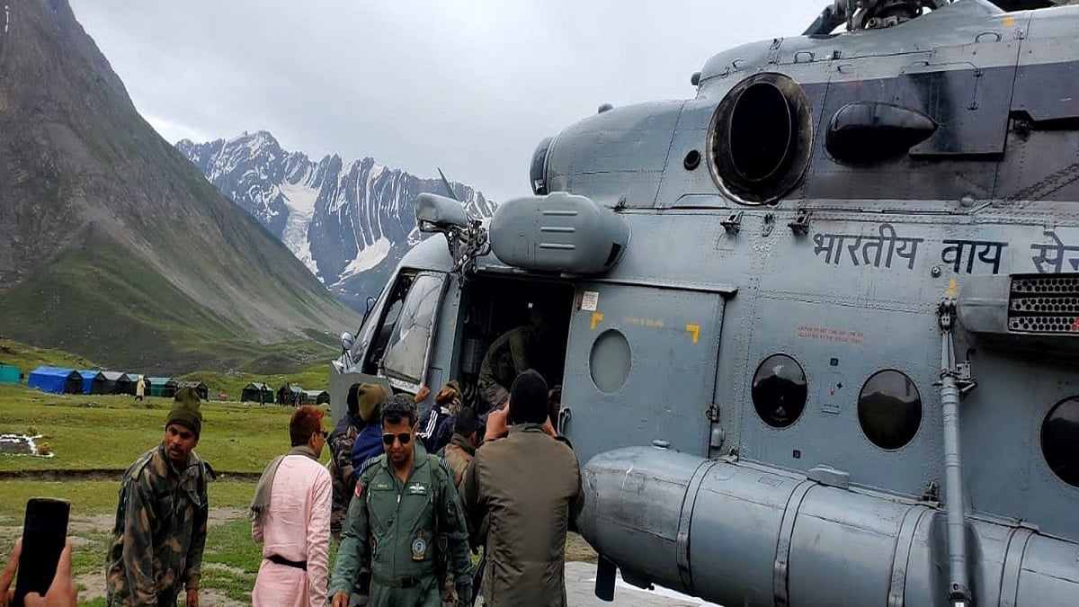 अमरनाथ हादसा: वायुसेना ने संभाला मोर्चा, 2 ALH ध्रुव और 2 MI-17 V5 हेलीकॉप्टर तैनात,  डॉग स्क्वॉड भी रेस्क्यू में जुटे   